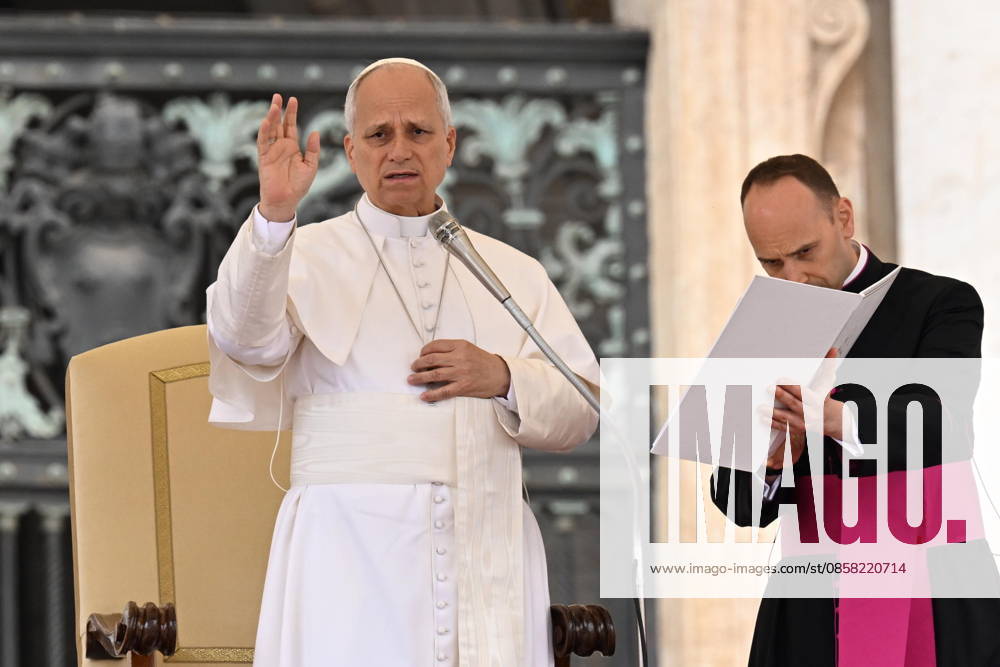 Pope Leo XIV blesses faithful during his weekly general audience in St. Peter Square, Vatican City, 3 June 2026..ANSA MAURIZIO BRAMBATTI Vatican City VATICAN CITY - ZUMAa110 20260603_zaf_a110_004