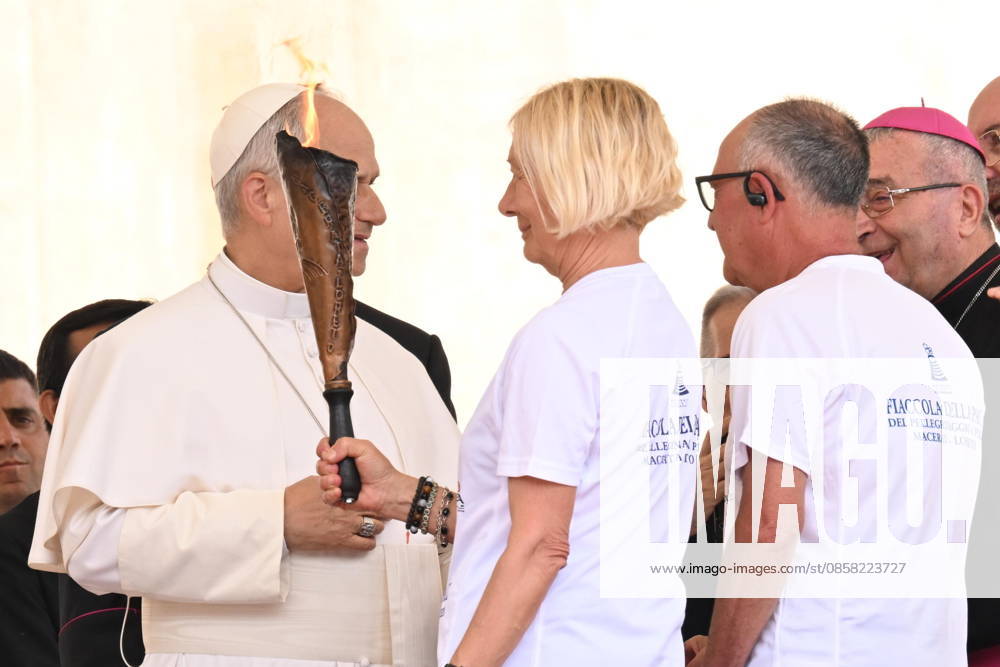 Pope Leo XIV greets two faithful with a Torch of Peace during his weekly general audience in St. Peter Square, Vatican City, 3 June 2026..ANSA MAURIZIO BRAMBATTI Vatican City VATICAN CITY - ZUMAa110 20260603_zaf_a110_005