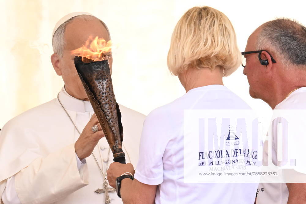Pope Leo XIV greets two faithful with a Torch of Peace during his weekly general audience in St. Peter Square, Vatican City, 3 June 2026..ANSA MAURIZIO BRAMBATTI Vatican City VATICAN CITY - ZUMAa110 20260603_zaf_a110_006