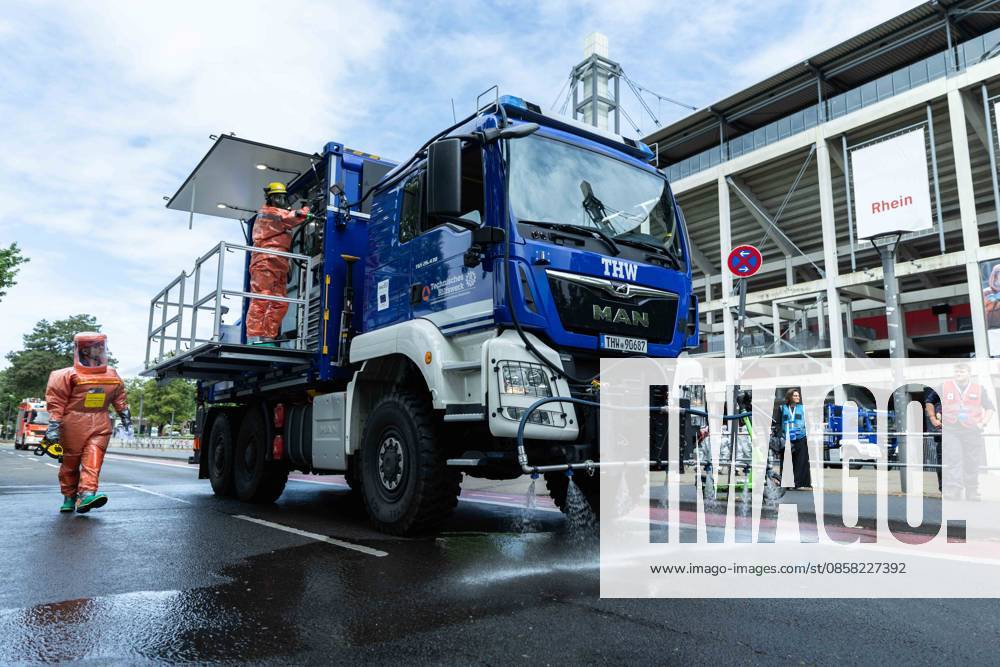 ResConEx 2026 on 03 06 2026 at the RheinEnergieStadion in Cologne A THW vehicle sprays the road in front of the RheinEnergieStadion Decontamination of the road