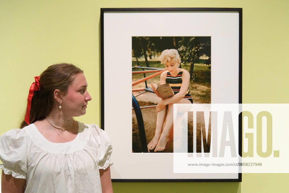 Marilyn Monroe: A Portrait Photo Call at National Portrait Gallery, London, UK - 3 June 2026 A staff member views Marilyn Monroe, Mount Sinai, Long Island (1955) by Eve Arnold as part of The National Portrait Gallery s Marilyn Monroe: A Portrait Exhibition which runs from 4th June 2026 - 6th September 2026 at National Portrait Gallery in London, England, UK on Wednesday 3 June, 2026., Credit:Justin Ng Avalon UK, England, London, National Portrait Gallery