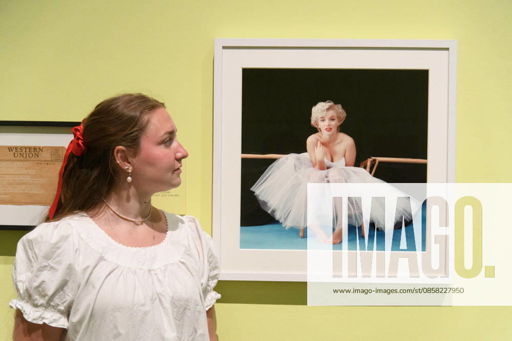 Marilyn Monroe: A Portrait Photo Call at National Portrait Gallery, London, UK - 3 June 2026 A staff member views Marilyn Monroe, Ballerina Sitting (1954) by Milton H. Greene as part of The National Portrait Gallery s Marilyn Monroe: A Portrait Exhibition which runs from 4th June 2026 - 6th September 2026 at National Portrait Gallery in London, England, UK on Wednesday 3 June, 2026., Credit:Justin Ng Avalon UK, England, London, National Portrait Gallery