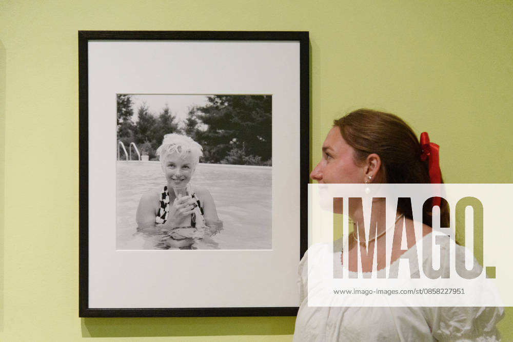 Marilyn Monroe: A Portrait Photo Call at National Portrait Gallery, London, UK - 3 June 2026 A staff member views Marilyn Monroe by Cecil Beaton (1956) as part of The National Portrait Gallery s Marilyn Monroe: A Portrait Exhibition which runs from 4th June 2026 - 6th September 2026 at National Portrait Gallery in London, England, UK on Wednesday 3 June, 2026., Credit:Justin Ng Avalon UK, England, London, National Portrait Gallery