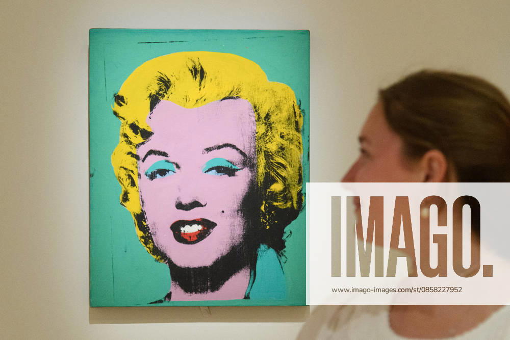 Marilyn Monroe: A Portrait Photo Call at National Portrait Gallery, London, UK - 3 June 2026 A staff member views Green Marilyn (1962) by Andy Warhol as part of The National Portrait Gallery s Marilyn Monroe: A Portrait Exhibition which runs from 4th June 2026 - 6th September 2026 at National Portrait Gallery in London, England, UK on Wednesday 3 June, 2026., Credit:Justin Ng Avalon UK, England, London, National Portrait Gallery