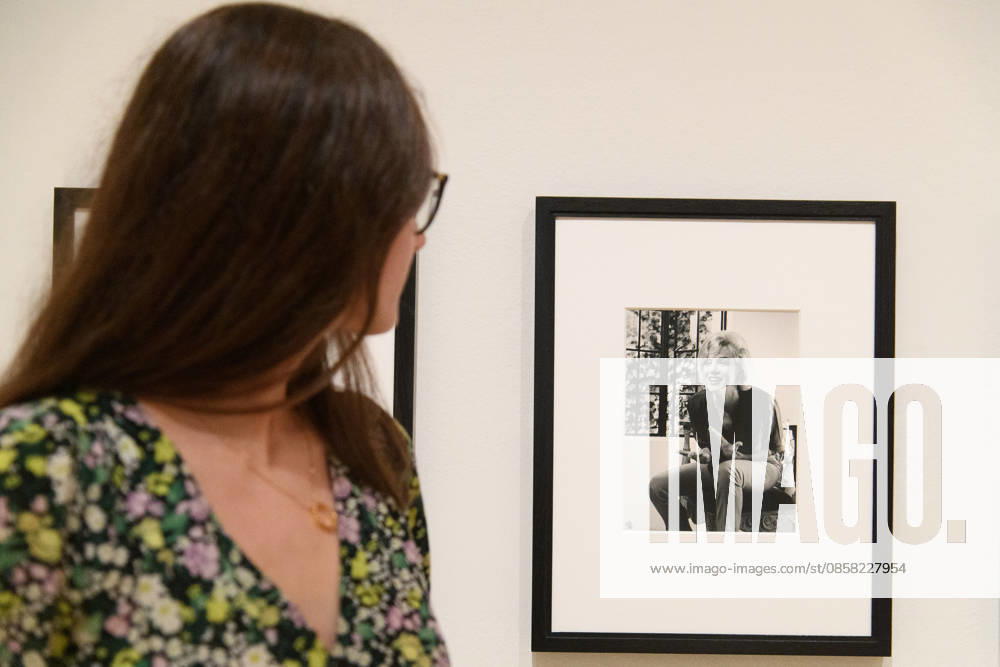 Marilyn Monroe: A Portrait Photo Call at National Portrait Gallery, London, UK - 3 June 2026 A staff member views Marilyn (1962) By Allan Grant as part of The National Portrait Gallery s Marilyn Monroe: A Portrait Exhibition which runs from 4th June 2026 - 6th September 2026 at National Portrait Gallery in London, England, UK on Wednesday 3 June, 2026., Credit:Justin Ng Avalon UK, England, London, National Portrait Gallery