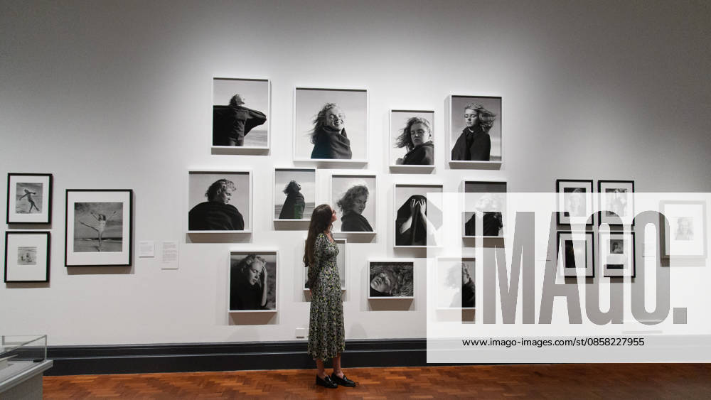 Marilyn Monroe: A Portrait Photo Call at National Portrait Gallery, London, UK - 3 June 2026 A staff member views Marilyn Monroe (1946) By Andre De Dienes as part of The National Portrait Gallery s Marilyn Monroe: A Portrait Exhibition which runs from 4th June 2026 - 6th September 2026 at National Portrait Gallery in London, England, UK on Wednesday 3 June, 2026., Credit:Justin Ng Avalon UK, England, London, National Portrait Gallery