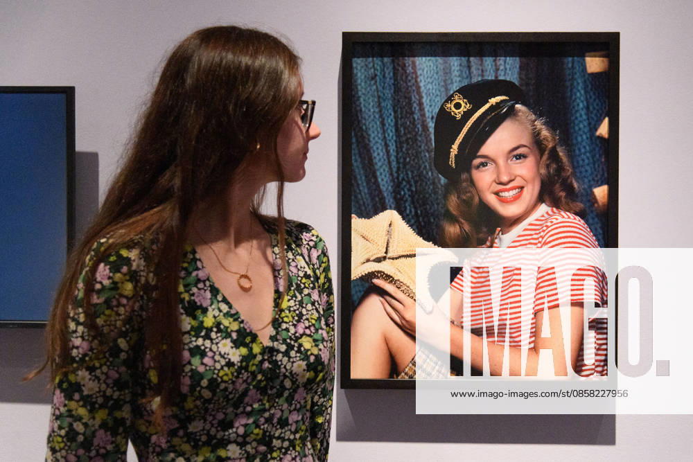 Marilyn Monroe: A Portrait Photo Call at National Portrait Gallery, London, UK - 3 June 2026 A staff member views Norma Jeane (1946) By Bruno Bernard as part of The National Portrait Gallery s Marilyn Monroe: A Portrait Exhibition which runs from 4th June 2026 - 6th September 2026 at National Portrait Gallery in London, England, UK on Wednesday 3 June, 2026., Credit:Justin Ng Avalon UK, England, London, National Portrait Gallery