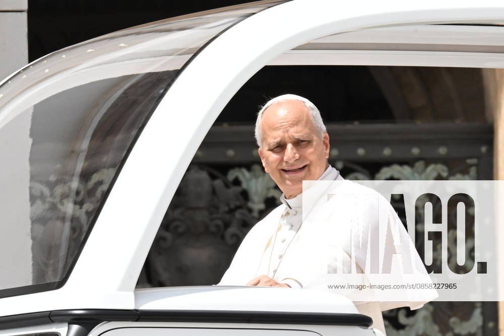 Pope Leo XIV greets faithful at the end of his weekly general audience in St. Peter Square, Vatican City, 3 June 2026..ANSA MAURIZIO BRAMBATTI Vatican City VATICAN CITY - ZUMAa110 20260603_zaf_a110_007