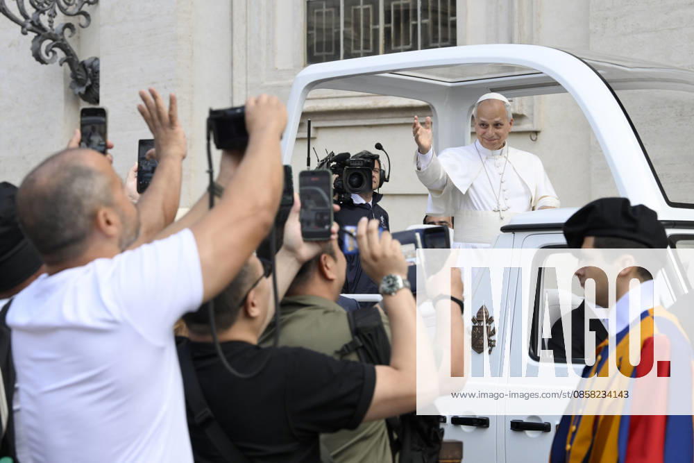 ITALY - POPE LEO XIV DURING HIOS WEEKLY GENERAL AUDIENCE IN ST PETER S SQUARE AT THE VATICAN - 2026 6 3 Italy, Rome, Vatican, 2026 6 3 Pope Leo XIV during his weekly general audience in St. Peter Square at the Vatican - VATICAN MEDIA Catholic Press Photo - NO BOOKS