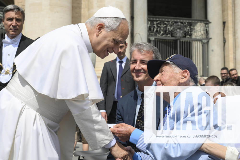 ITALY - POPE LEO XIV DURING HIOS WEEKLY GENERAL AUDIENCE IN ST PETER S SQUARE AT THE VATICAN - 2026 6 3 Italy, Rome, Vatican, 2026 6 3 Pope Leo XIV during his weekly general audience in St. Peter Square at the Vatican - VATICAN MEDIA Catholic Press Photo - NO BOOKS