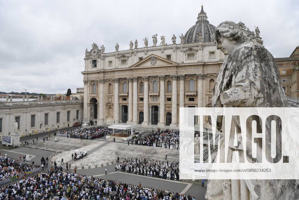 ITALY - POPE LEO XIV DURING HIOS WEEKLY GENERAL AUDIENCE IN ST PETER S SQUARE AT THE VATICAN - 2026 6 3 Italy, Rome, Vatican, 2026 6 3 Pope Leo XIV during his weekly general audience in St. Peter Square at the Vatican - VATICAN MEDIA Catholic Press Photo - NO BOOKS