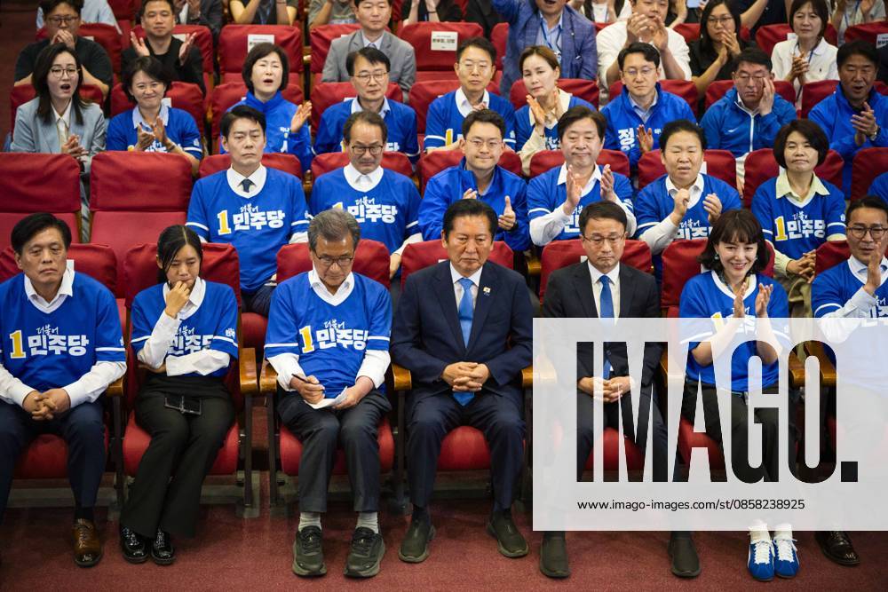 Members of the ruling Democratic Party of Korea, including party leader Jung Chung-rae, center, celebrate as exit poll results predict a landslide win for their party in the local elections, on Wednesday, June 3, 2026 at the National Assembly in Seoul, South Korea. Seoul South Korea - ZUMAh163 20260603_znp_h163_015