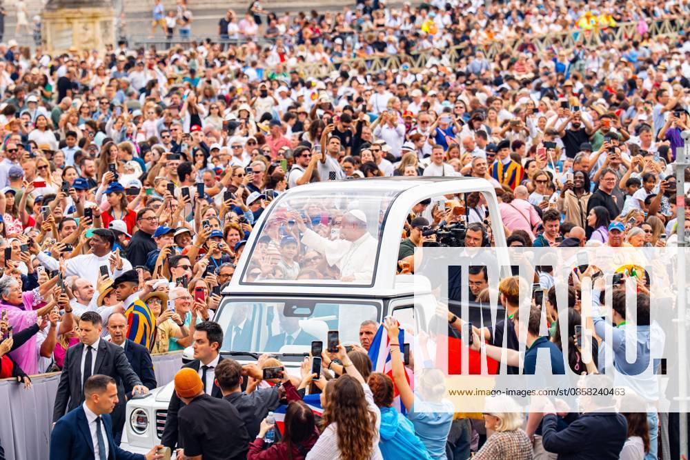 Citta Del Vaticano: An handout image provided by Vatican Media shows Pope Leo XIV during his weekly General Audience in Vatican City, 3 June 2026 Cordon Press