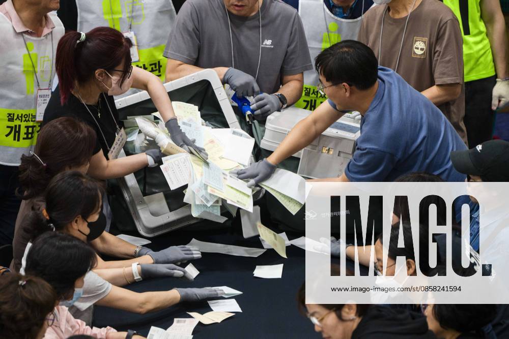 Poll workers count ballots after the conclusion of voting in South Koreaâ€⠢s local elections on Wednesday, June 3, 2026 in Seoul, South Korea. Seoul South Korea - ZUMAh163 20260603_znp_h163_022