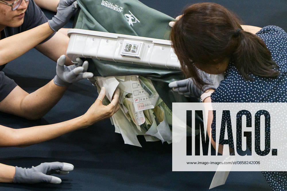Poll workers count ballots after the conclusion of voting in South KoreaÃ¢â‚¬â ¢s local elections on Wednesday, June 3, 2026 in Seoul, South Korea. Seoul South Korea - ZUMAh163 20260603_znp_h163_033