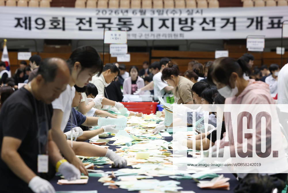 Ballot counting for local elections under way CR Ballot counting for local elections under way CR Election workers launch ballot counting in the local elections on June 3, 2026, at a counting center in Gwanak Ward in Seoul. 2026-06-03 22:27:19 < 1980-2026 YONHAPNEWS AGENCY. .> ¼­¿ïÆ¯º°½Ã