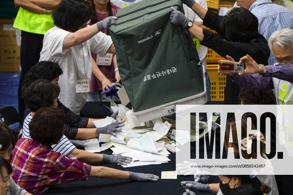 Poll workers count ballots after the conclusion of voting in South Koreaâ€⠢s local elections on Wednesday, June 3, 2026 in Seoul, South Korea. Seoul South Korea - ZUMAh163 20260603_znp_h163_040