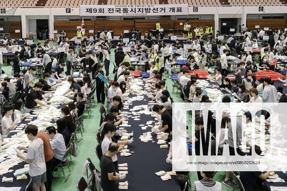 Election workers count ballots at a vote-counting center following South Korea s nationwide local elections on June 3. Voters elected mayors, governors, local council members and regional education superintendents. Seoul South Korea - ZUMAm346 20260603_znp_m346_019