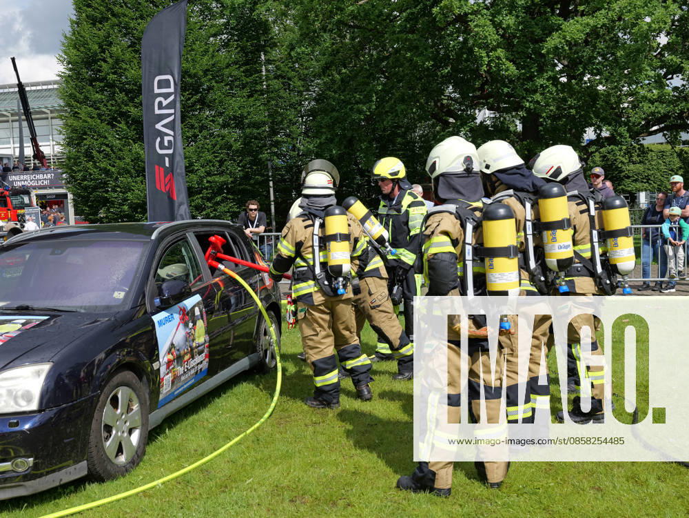 Interschutz 2026 in Hanover Use of the E extinguishing lance on a vehicle fire with a high-voltage storage system