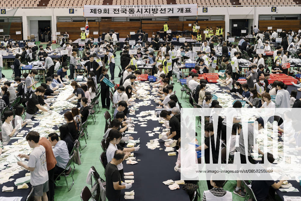 Election workers count ballots at a vote-counting center following South Korea s nationwide local elections on June 3. Voters elected mayors, governors, local council members and regional education superintendents. Seoul South Korea - ZUMAm346 20260603_znp_m346_019