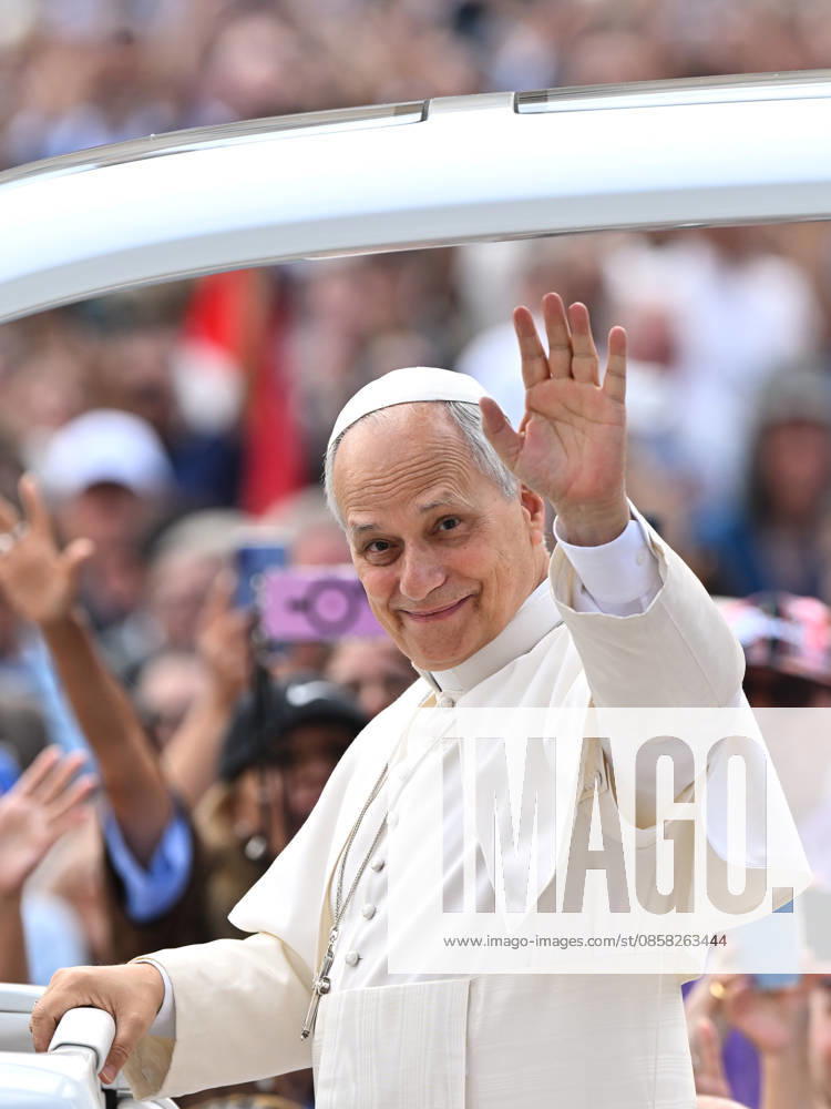 ITALY - POPE LEO XIV DURING HIOS WEEKLY GENERAL AUDIENCE IN ST PETER S SQUARE AT THE VATICAN - 2026 6 3 Italy, Rome, Vatican, 2026 6 3 Pope Leo XIV during his weekly general audience in St. Peter Square at the Vatican - ALESSIA GIULIANI Catholic Press Photo - NO BOOKS