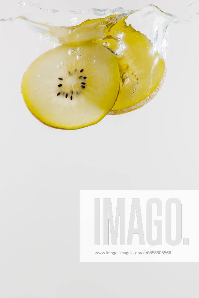 Wasser,kiwi,actinidia chinensis,actinidia deliciosa,chinesische stachelbeere,kiwifrucht,kiwifrüchte,kiwis,strahlengriffelgewächse ** water,kiwi,kiwis lj3-knt
