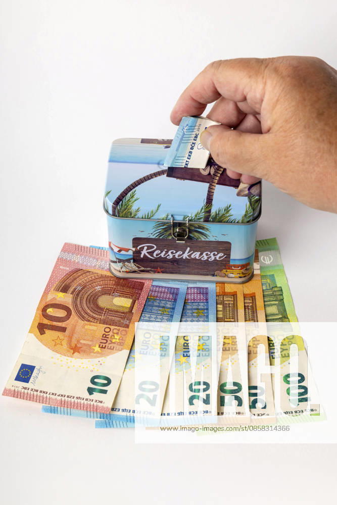 Cash for an upcoming vacation is saved in a travel money box Symbol photo, Theme photo Foto:xB.xSchubertx xFuturexImagex reisekasse_6501