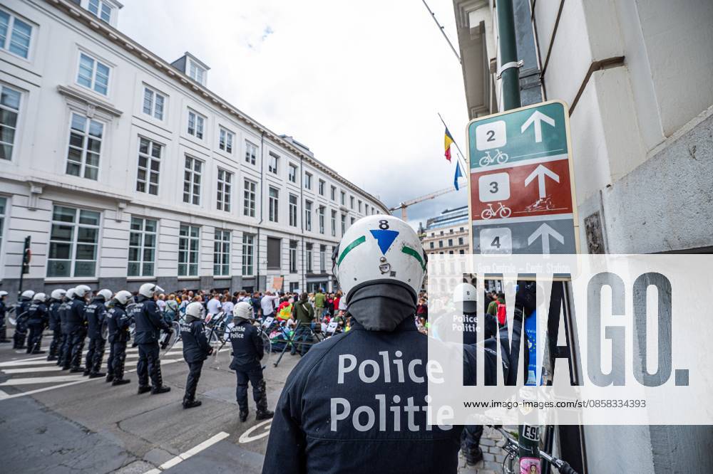 Police s forces blocked the area around the parliament at a protest gathering of teachers in front of the Federation Wallonia-Brussels parliament (Federation Wallonie-Bruxelles - Federatie Wallonie-Brussel), in Brussels, on Thursday 04 June 2026. The vote of the programme decree for education, which includes numerous austerity measures, is expected today by the government majority while protests of teachers are strong. EMILExWINDAL 175914225