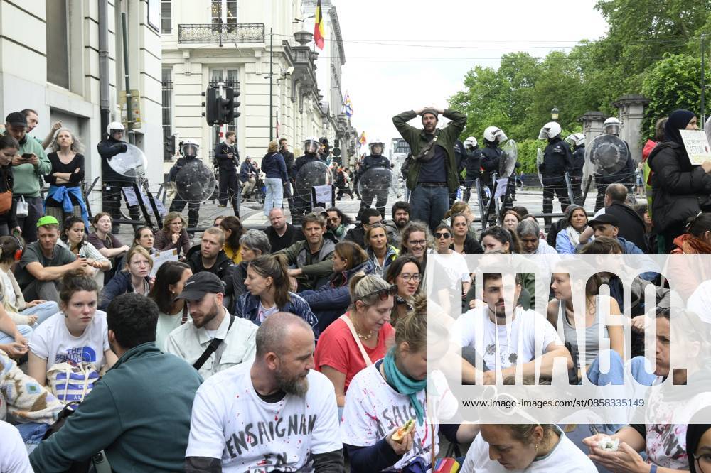 Protest Outside Parliament Of Wallonia-Brussels Federation 04 06 2026 BRUSSELS, BELGIUM June 04, 2026 - Staff, teachers and students protest outside the Parliament of the Wallonia-Brussels Federation, FWB pictured on June 04, 2026 in Brussels, Belgium, 04 06 2026 Brussels Belgium