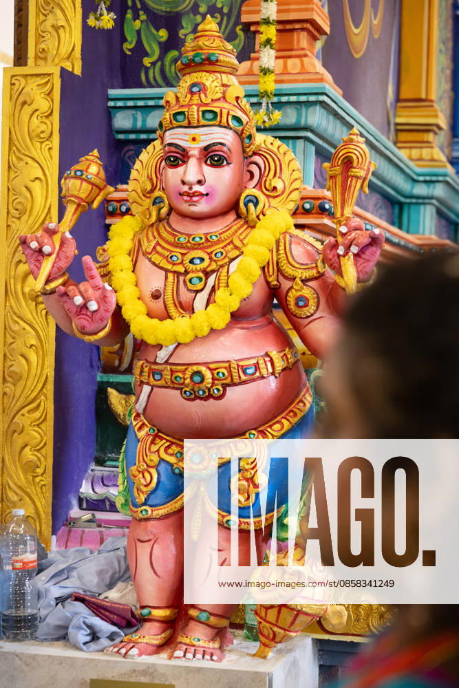 Der Sri Ganesha Hindu-Tempel in Berlin-Neukoelln (Foto vom 04.06.2026). Mehr als 20 Jahre nach den ersten Planungen wird jetzt in Berlin ein Hindu-Tempel eroeffnet. Dazu sind vom 3. bis 7. Juni mehrere Rituale geplant. Die festliche Einweihung des Tempels an der Hasenheide ist fuer Sonntag den 7. Juni geplant. Der Sri Ganesha Hindu Temple ist nach dem elefantenkoepfigen Hindu-Gott Ganesha benannt. Die Fassade des sogenannten Koenigsturms zieren 219 bunte Skulpturen. Hinter dem sechs Meter hohe Eingangsportal schliesst sich die Tempelhalle an. Darin befinden sich der Hauptaltar fuer Sri Ganesha sowie mehrere Nebenaltaere unter anderem fuer Shiva, Vishnu und Durga, jeweils bewacht von imposanten Waechterfiguren. Die Tempelhalle ziert ein se