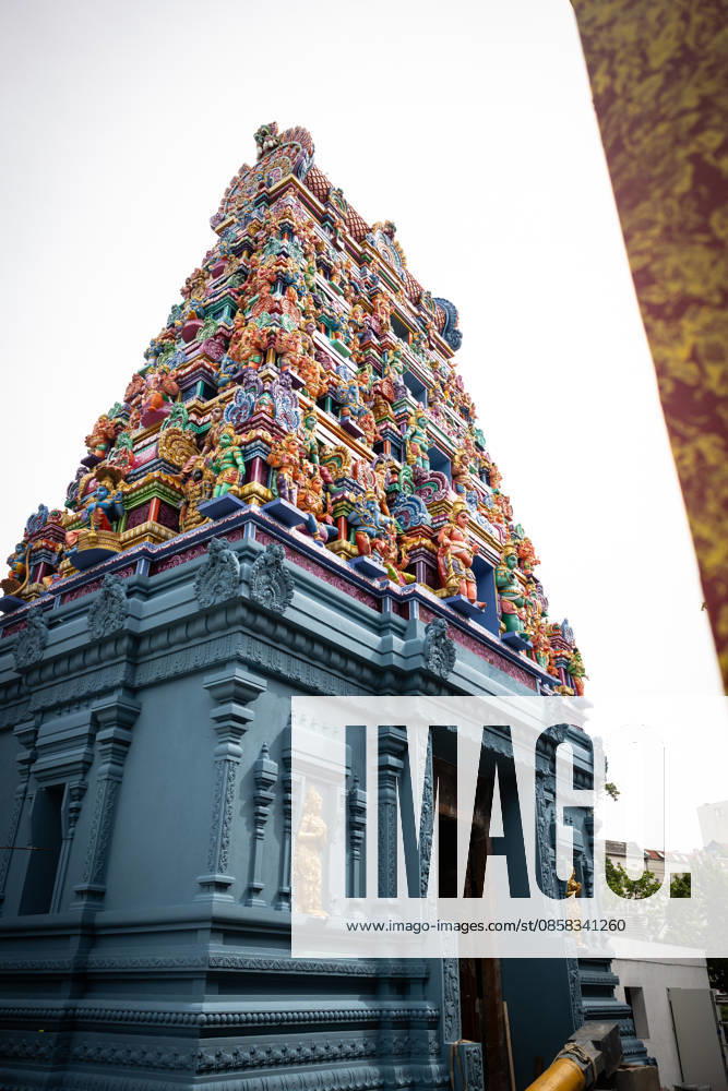 Der Sri Ganesha Hindu-Tempel in Berlin-Neukoelln (Foto vom 04.06.2026). Mehr als 20 Jahre nach den ersten Planungen wird jetzt in Berlin ein Hindu-Tempel eroeffnet. Dazu sind vom 3. bis 7. Juni mehrere Rituale geplant. Die festliche Einweihung des Tempels an der Hasenheide ist fuer Sonntag den 7. Juni geplant. Der Sri Ganesha Hindu Temple ist nach dem elefantenkoepfigen Hindu-Gott Ganesha benannt. Die Fassade des sogenannten Koenigsturms zieren 219 bunte Skulpturen. Hinter dem sechs Meter hohe Eingangsportal schliesst sich die Tempelhalle an. Darin befinden sich der Hauptaltar fuer Sri Ganesha sowie mehrere Nebenaltaere unter anderem fuer Shiva, Vishnu und Durga, jeweils bewacht von imposanten Waechterfiguren. Die Tempelhalle ziert ein se