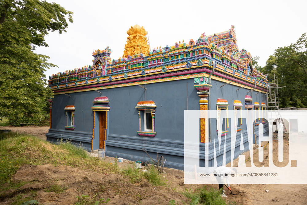 Der Sri Ganesha Hindu-Tempel in Berlin-Neukoelln (Foto vom 04.06.2026). Mehr als 20 Jahre nach den ersten Planungen wird jetzt in Berlin ein Hindu-Tempel eroeffnet. Dazu sind vom 3. bis 7. Juni mehrere Rituale geplant. Die festliche Einweihung des Tempels an der Hasenheide ist fuer Sonntag den 7. Juni geplant. Der Sri Ganesha Hindu Temple ist nach dem elefantenkoepfigen Hindu-Gott Ganesha benannt. Die Fassade des sogenannten Koenigsturms zieren 219 bunte Skulpturen. Hinter dem sechs Meter hohe Eingangsportal schliesst sich die Tempelhalle an. Darin befinden sich der Hauptaltar fuer Sri Ganesha sowie mehrere Nebenaltaere unter anderem fuer Shiva, Vishnu und Durga, jeweils bewacht von imposanten Waechterfiguren. Die Tempelhalle ziert ein se