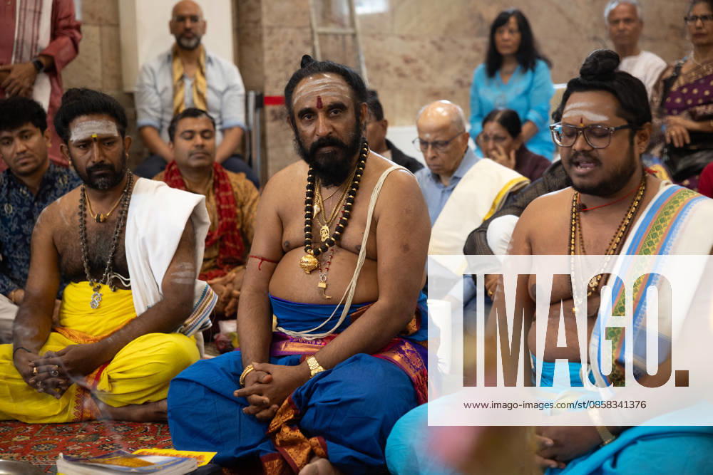 Der Sri Ganesha Hindu-Tempel in Berlin-Neukoelln (Foto vom 04.06.2026). Mehr als 20 Jahre nach den ersten Planungen wird jetzt in Berlin ein Hindu-Tempel eroeffnet. Dazu sind vom 3. bis 7. Juni mehrere Rituale geplant (Foto). Die festliche Einweihung des Tempels an der Hasenheide ist fuer Sonntag den 7. Juni geplant. Der Sri Ganesha Hindu Temple ist nach dem elefantenkoepfigen Hindu-Gott Ganesha benannt. Die Fassade des sogenannten Koenigsturms zieren 219 bunte Skulpturen. Hinter dem sechs Meter hohe Eingangsportal schliesst sich die Tempelhalle an. Darin befinden sich der Hauptaltar fuer Sri Ganesha sowie mehrere Nebenaltaere unter anderem fuer Shiva, Vishnu und Durga, jeweils bewacht von imposanten Waechterfiguren. Die Tempelhalle ziert