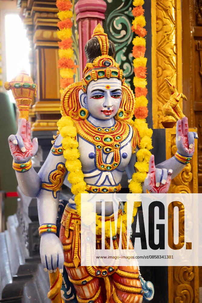 Der Sri Ganesha Hindu-Tempel in Berlin-Neukoelln (Foto vom 04.06.2026). Mehr als 20 Jahre nach den ersten Planungen wird jetzt in Berlin ein Hindu-Tempel eroeffnet. Dazu sind vom 3. bis 7. Juni mehrere Rituale geplant. Die festliche Einweihung des Tempels an der Hasenheide ist fuer Sonntag den 7. Juni geplant. Der Sri Ganesha Hindu Temple ist nach dem elefantenkoepfigen Hindu-Gott Ganesha benannt. Die Fassade des sogenannten Koenigsturms zieren 219 bunte Skulpturen. Hinter dem sechs Meter hohe Eingangsportal schliesst sich die Tempelhalle an. Darin befinden sich der Hauptaltar fuer Sri Ganesha sowie mehrere Nebenaltaere unter anderem fuer Shiva, Vishnu und Durga, jeweils bewacht von imposanten Waechterfiguren. Die Tempelhalle ziert ein se