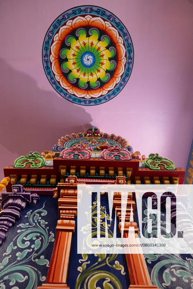Der Sri Ganesha Hindu-Tempel in Berlin-Neukoelln (Foto vom 04.06.2026). Mehr als 20 Jahre nach den ersten Planungen wird jetzt in Berlin ein Hindu-Tempel eroeffnet. Dazu sind vom 3. bis 7. Juni mehrere Rituale geplant. Die festliche Einweihung des Tempels an der Hasenheide ist fuer Sonntag den 7. Juni geplant. Der Sri Ganesha Hindu Temple ist nach dem elefantenkoepfigen Hindu-Gott Ganesha benannt. Die Fassade des sogenannten Koenigsturms zieren 219 bunte Skulpturen. Hinter dem sechs Meter hohe Eingangsportal schliesst sich die Tempelhalle an. Darin befinden sich der Hauptaltar fuer Sri Ganesha sowie mehrere Nebenaltaere unter anderem fuer Shiva, Vishnu und Durga, jeweils bewacht von imposanten Waechterfiguren. Die Tempelhalle ziert ein se