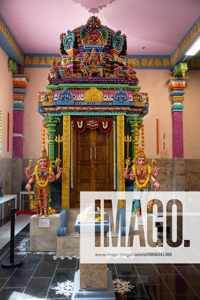 Der Sri Ganesha Hindu-Tempel in Berlin-Neukoelln (Foto vom 04.06.2026). Mehr als 20 Jahre nach den ersten Planungen wird jetzt in Berlin ein Hindu-Tempel eroeffnet. Dazu sind vom 3. bis 7. Juni mehrere Rituale geplant. Die festliche Einweihung des Tempels an der Hasenheide ist fuer Sonntag den 7. Juni geplant. Der Sri Ganesha Hindu Temple ist nach dem elefantenkoepfigen Hindu-Gott Ganesha benannt. Die Fassade des sogenannten Koenigsturms zieren 219 bunte Skulpturen. Hinter dem sechs Meter hohe Eingangsportal schliesst sich die Tempelhalle an. Darin befinden sich der Hauptaltar fuer Sri Ganesha sowie mehrere Nebenaltaere unter anderem fuer Shiva, Vishnu und Durga, jeweils bewacht von imposanten Waechterfiguren. Die Tempelhalle ziert ein se