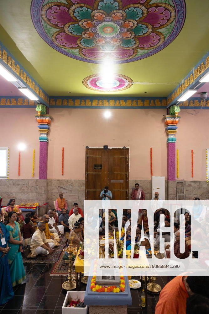 Der Sri Ganesha Hindu-Tempel in Berlin-Neukoelln (Foto vom 04.06.2026). Mehr als 20 Jahre nach den ersten Planungen wird jetzt in Berlin ein Hindu-Tempel eroeffnet. Dazu sind vom 3. bis 7. Juni mehrere Rituale geplant (Foto). Die festliche Einweihung des Tempels an der Hasenheide ist fuer Sonntag den 7. Juni geplant. Der Sri Ganesha Hindu Temple ist nach dem elefantenkoepfigen Hindu-Gott Ganesha benannt. Die Fassade des sogenannten Koenigsturms zieren 219 bunte Skulpturen. Hinter dem sechs Meter hohe Eingangsportal schliesst sich die Tempelhalle an. Darin befinden sich der Hauptaltar fuer Sri Ganesha sowie mehrere Nebenaltaere unter anderem fuer Shiva, Vishnu und Durga, jeweils bewacht von imposanten Waechterfiguren. Die Tempelhalle ziert