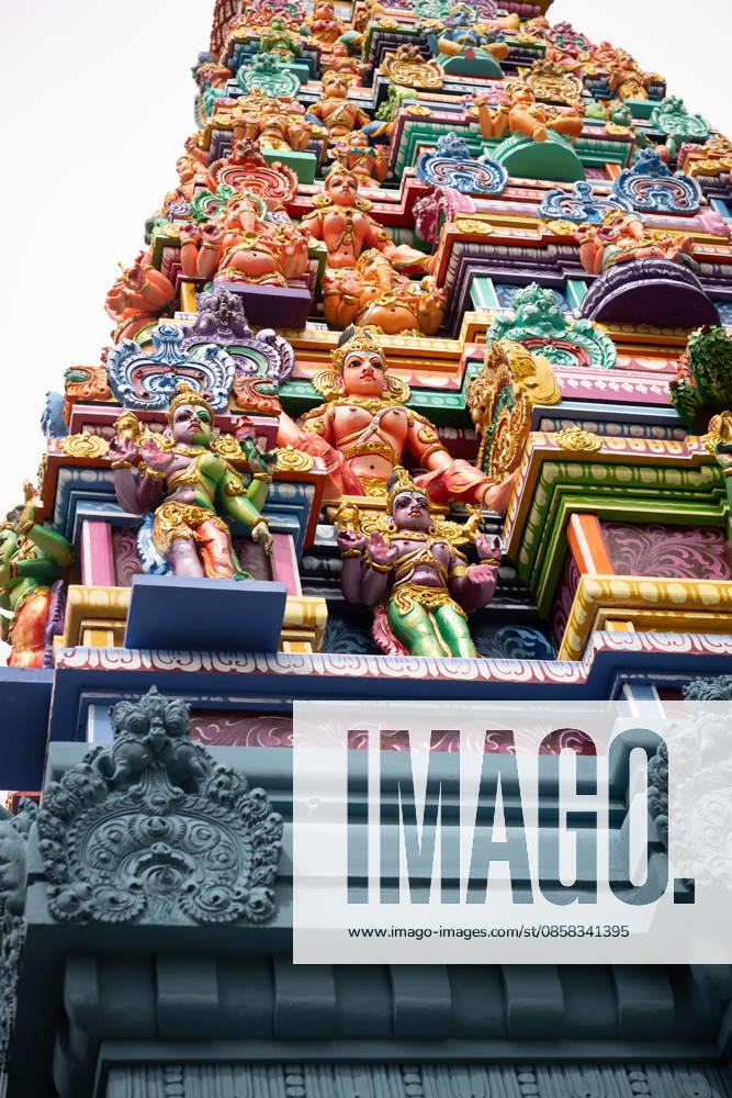 Der Sri Ganesha Hindu-Tempel in Berlin-Neukoelln (Foto vom 04.06.2026). Mehr als 20 Jahre nach den ersten Planungen wird jetzt in Berlin ein Hindu-Tempel eroeffnet. Dazu sind vom 3. bis 7. Juni mehrere Rituale geplant. Die festliche Einweihung des Tempels an der Hasenheide ist fuer Sonntag den 7. Juni geplant. Der Sri Ganesha Hindu Temple ist nach dem elefantenkoepfigen Hindu-Gott Ganesha benannt. Die Fassade des sogenannten Koenigsturms zieren 219 bunte Skulpturen. Hinter dem sechs Meter hohe Eingangsportal schliesst sich die Tempelhalle an. Darin befinden sich der Hauptaltar fuer Sri Ganesha sowie mehrere Nebenaltaere unter anderem fuer Shiva, Vishnu und Durga, jeweils bewacht von imposanten Waechterfiguren. Die Tempelhalle ziert ein se