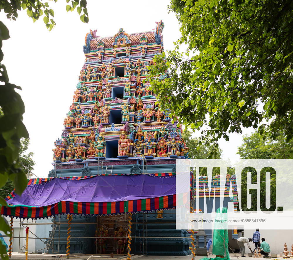 Der Sri Ganesha Hindu-Tempel in Berlin-Neukoelln (Foto vom 04.06.2026). Mehr als 20 Jahre nach den ersten Planungen wird jetzt in Berlin ein Hindu-Tempel eroeffnet. Dazu sind vom 3. bis 7. Juni mehrere Rituale geplant. Die festliche Einweihung des Tempels an der Hasenheide ist fuer Sonntag den 7. Juni geplant. Der Sri Ganesha Hindu Temple ist nach dem elefantenkoepfigen Hindu-Gott Ganesha benannt. Die Fassade des sogenannten Koenigsturms zieren 219 bunte Skulpturen. Hinter dem sechs Meter hohe Eingangsportal schliesst sich die Tempelhalle an. Darin befinden sich der Hauptaltar fuer Sri Ganesha sowie mehrere Nebenaltaere unter anderem fuer Shiva, Vishnu und Durga, jeweils bewacht von imposanten Waechterfiguren. Die Tempelhalle ziert ein se