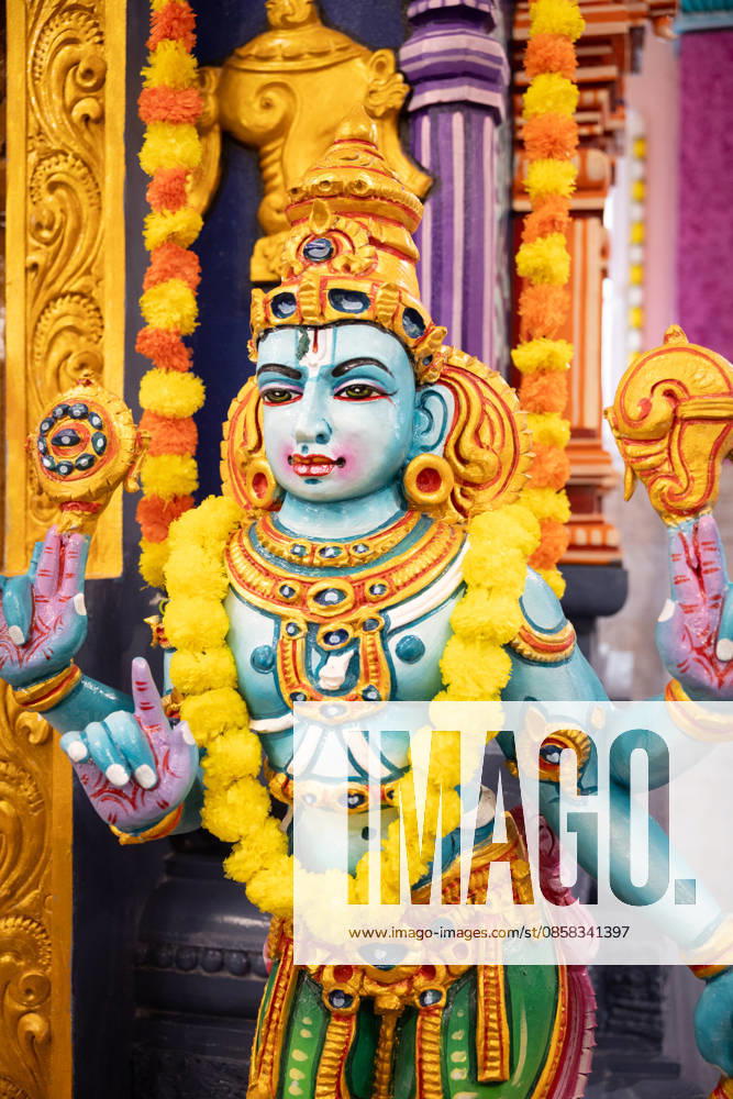Der Sri Ganesha Hindu-Tempel in Berlin-Neukoelln (Foto vom 04.06.2026). Mehr als 20 Jahre nach den ersten Planungen wird jetzt in Berlin ein Hindu-Tempel eroeffnet. Dazu sind vom 3. bis 7. Juni mehrere Rituale geplant. Die festliche Einweihung des Tempels an der Hasenheide ist fuer Sonntag den 7. Juni geplant. Der Sri Ganesha Hindu Temple ist nach dem elefantenkoepfigen Hindu-Gott Ganesha benannt. Die Fassade des sogenannten Koenigsturms zieren 219 bunte Skulpturen. Hinter dem sechs Meter hohe Eingangsportal schliesst sich die Tempelhalle an. Darin befinden sich der Hauptaltar fuer Sri Ganesha sowie mehrere Nebenaltaere unter anderem fuer Shiva, Vishnu und Durga, jeweils bewacht von imposanten Waechterfiguren. Die Tempelhalle ziert ein se