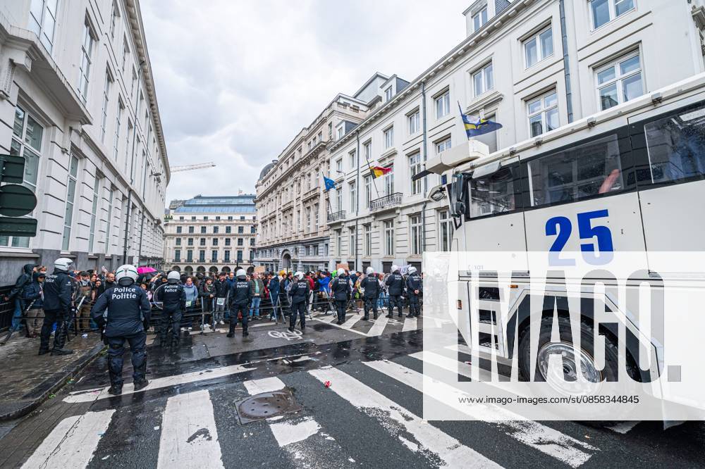 Riot police pictured at a protest gathering of teachers in front of the Federation Wallonia-Brussels parliament (Federation Wallonie-Bruxelles - Federatie Wallonie-Brussel), in Brussels, on Thursday 04 June 2026. The vote of the programme decree for education, which includes numerous austerity measures, is expected today by the government majority while protests of teachers are strong. EMILExWINDAL 175924297
