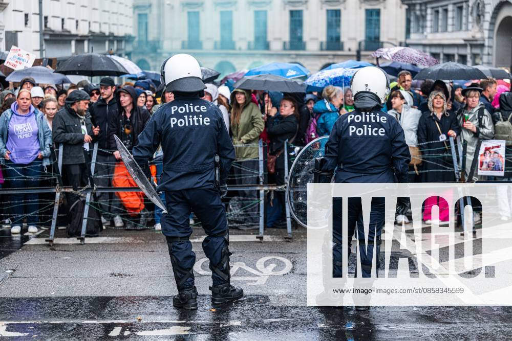 Riot police pictured at a protest gathering of teachers in front of the Federation Wallonia-Brussels parliament (Federation Wallonie-Bruxelles - Federatie Wallonie-Brussel), in Brussels, on Thursday 04 June 2026. The vote of the programme decree for education, which includes numerous austerity measures, is expected today by the government majority while protests of teachers are strong. EMILExWINDAL 175924833