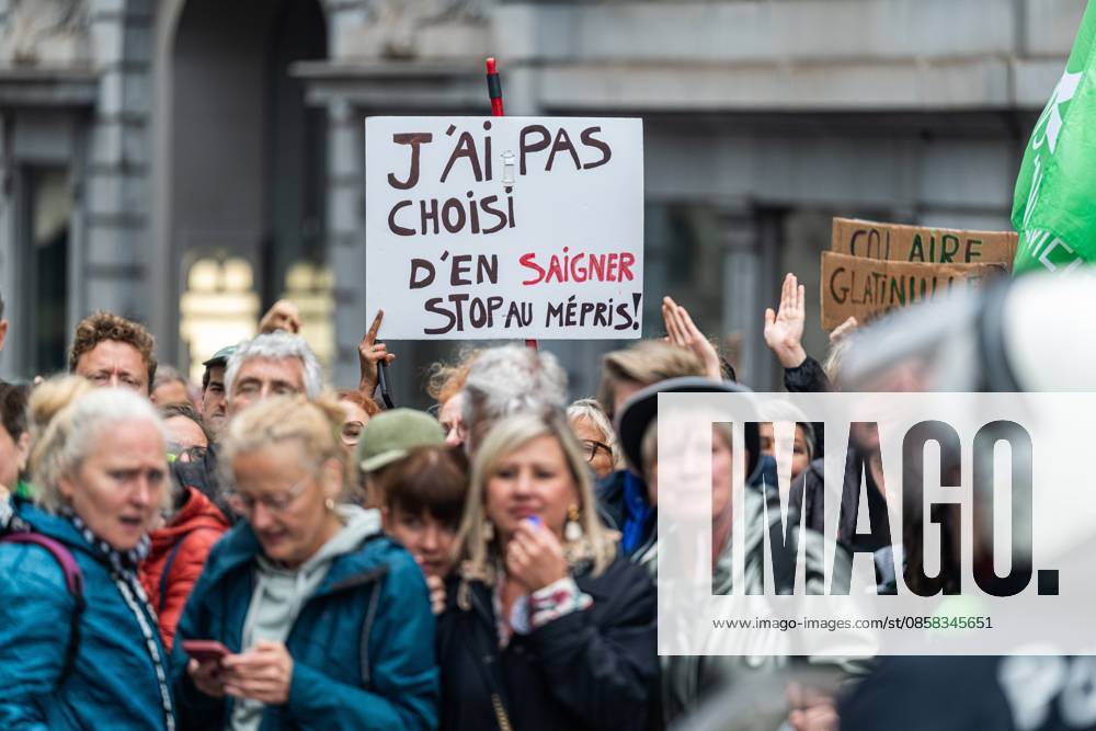 People gather for a protest gathering of teachers in front of the Federation Wallonia-Brussels parliament (Federation Wallonie-Bruxelles - Federatie Wallonie-Brussel), in Brussels, on Thursday 04 June 2026. The vote of the programme decree for education, which includes numerous austerity measures, is expected today by the government majority while protests of teachers are strong. EMILExWINDAL 175924883