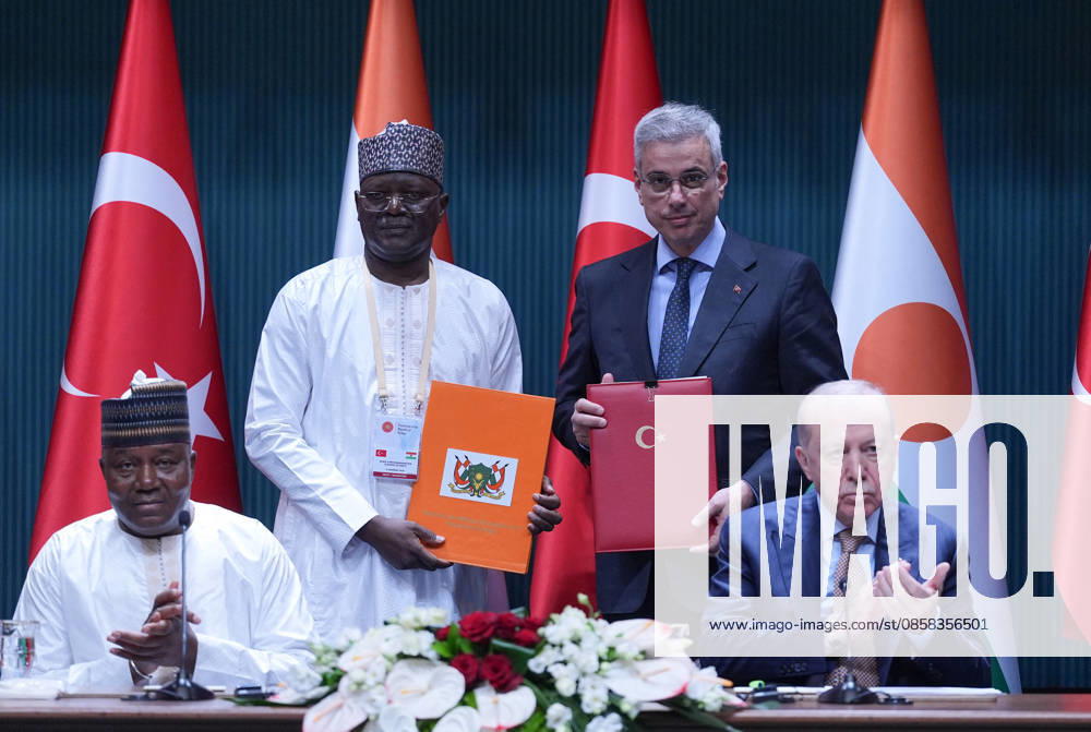 Turkiye and Niger sign joint agreements in Ankara ANKARA, TURKIYE - JUNE 04: The Protocol on the Joint Operation and Transfer of the Niger-Turkiye Friendship Hospital is signed by Turkish Health Minister Kemal Memisoglu (2nd R) and Niger’s Minister of Public Health and Hygiene, Colonel Dr. Garba Hakimi (2nd L) in the presence of Turkish President Recep Tayyip Erdogan (L) and Nigerien President Abdourahamane Tchiani (R) at the Presidential Complex in Ankara, Turkiye on June 04, 2026. Ercin Erturk Anadolu Ankara Turkey. Editorial use only. Please get in touch for any other usage.