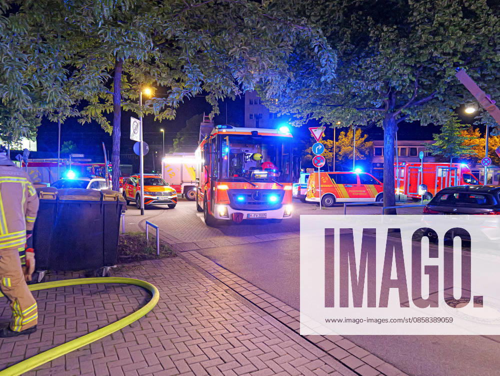 Apartment fire in Hanover Döhren An apartment was on fire in Hanover Fire brigade rescued several people from the building using two turntable ladders