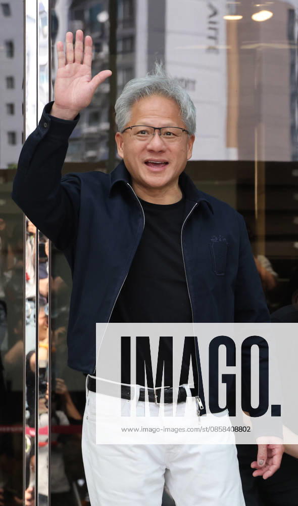 Nvidia CEO Huang arrives in S. Korea Nvidia CEO Huang arrives in S. Korea U.S. chip giant Nvidia Corp. CEO Jensen Huang waves as he arrives at Seoul Gimpo Business Aviation Center in western Seoul on June 5, 2026. (Yonhap) 2026-06-05 14:24:58 < 1980-2026 YONHAPNEWS AGENCY. .> ¼¿ïƯº°½Ã