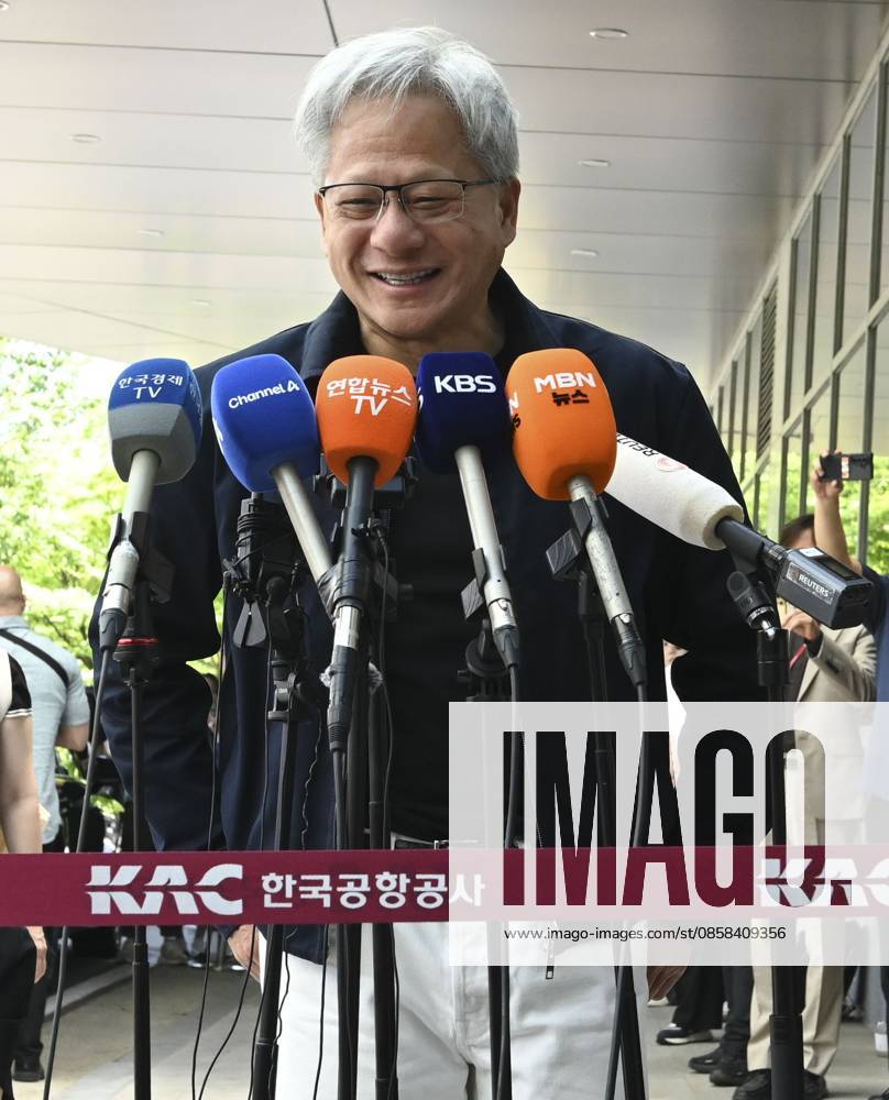 Nvidia CEO Huang arrives in S. Korea Nvidia CEO Huang arrives in S. Korea U.S. chip giant Nvidia Corp. CEO Jensen Huang speaks to reporters upon arrival at Seoul Gimpo Business Aviation Center in western Seoul on June 5, 2026. (Pool photo) (Yonhap) 2026-06-05 14:34:36 < 1980-2026 YONHAPNEWS AGENCY. .> ¼­¿ïÆ¯º°½Ã