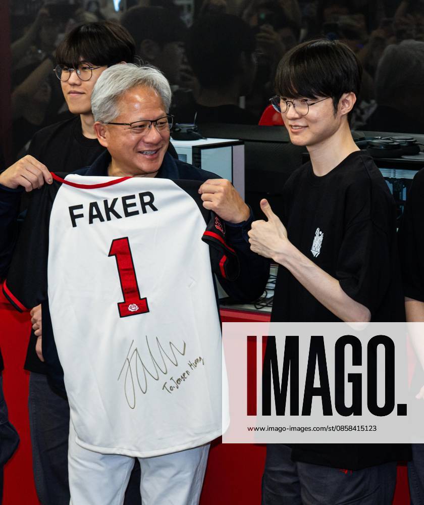 Nvidia CEO Huang in S. Korea Nvidia CEO Huang in S. Korea U.S. chip giant Nvidia Corp. CEO Jensen Huang (L) receives a gift from South Korean esports star Lee Sang-hyeok, better known as Faker, during his meeting with members of the T1 League of Legends team at a PC gaming cafe in Seoul on June 5, 2026. (Pool photo) (Yonhap) 2026-06-05 16:01:58 < 1980-2026 YONHAPNEWS AGENCY. .> ¼¿ïƯº°½Ã