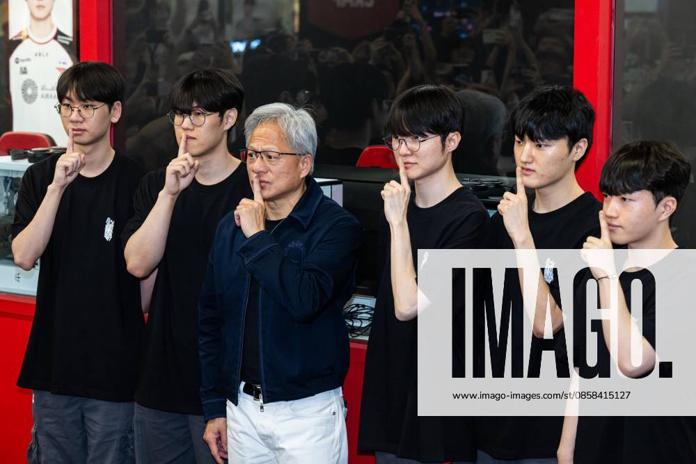 Nvidia CEO Huang in S. Korea Nvidia CEO Huang in S. Korea U.S. chip giant Nvidia Corp. CEO Jensen Huang (3rd from L) mimics a well-known shush gesture of South Korean esports star Lee Sang-hyeok (4th from L), better known as Faker -- placing an index finger to his lips -- as he poses for a group photo with members of the T1 League of Legends team during their meeting at a PC gaming cafe in Seoul on June 5, 2026. (Pool photo) (Yonhap) 2026-06-05 16:03:17 < 1980-2026 YONHAPNEWS AGENCY. .> ¼¿ïƯº°½Ã