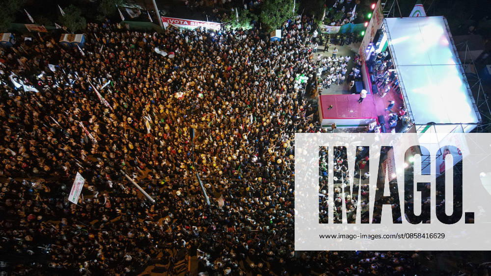 Peru Presidential Elections 2026 LIMA, PERU - JUNE 04: Roberto Sanchez, presidential candidate for Peru from the political party Together for Peru, holds his final campaign closing rally with his supporters at Campo de Marte in Lima, Peru on June 04, 2026. Jorge Cerdan Anadolu Lima Peru. Editorial use only. Please get in touch for any other usage.